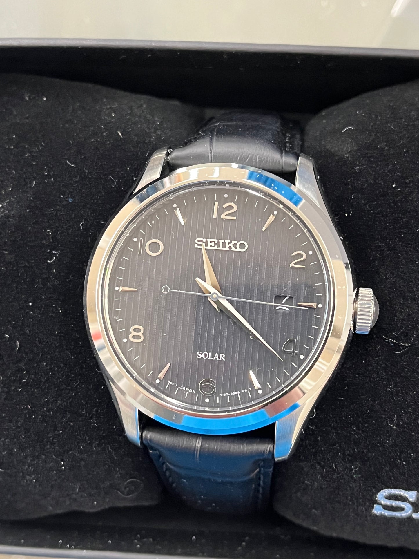 Solar Date Black Dial Black Leather Men's Watch
Item No. SNE495