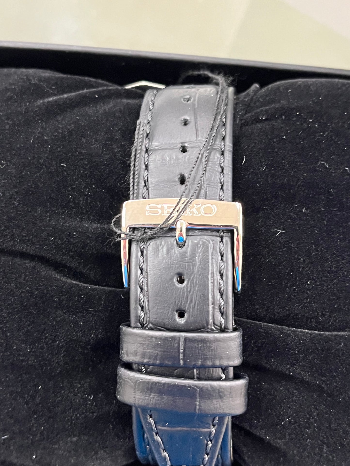 Solar Date Black Dial Black Leather Men's Watch
Item No. SNE495