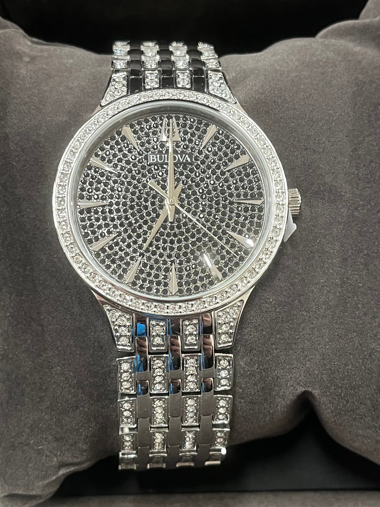 B43) From the Bulova Ladies' Classic Collection, inspired by vintage design, our classic watches achieve a tailored, understated look that's always in style.
3 Hand, Calendar
Two-Tone Stainless Steel
30M Water Resistant and 3 Year Limited