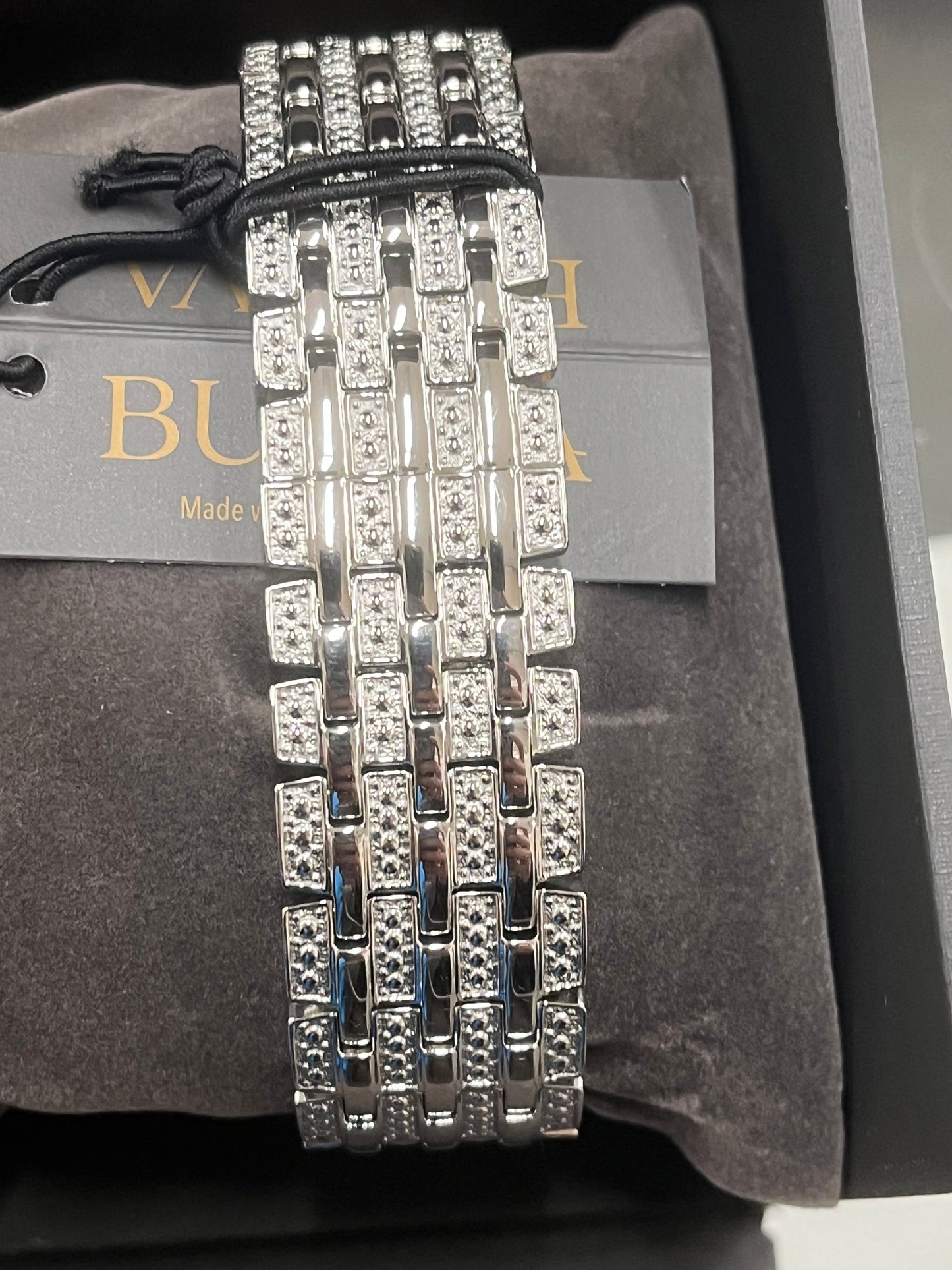 B43) From the Bulova Ladies' Classic Collection, inspired by vintage design, our classic watches achieve a tailored, understated look that's always in style.
3 Hand, Calendar
Two-Tone Stainless Steel
30M Water Resistant and 3 Year Limited