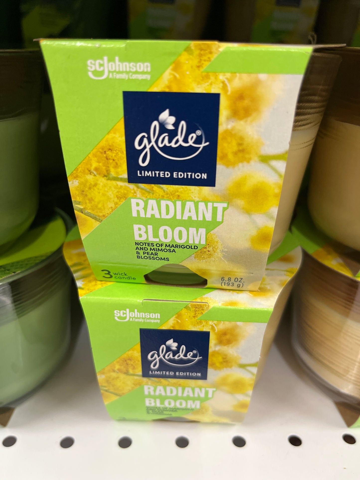 Glade Radiant Bloom candle 6.8oz